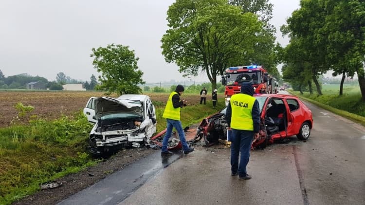 Czołowe zderzenie samochód w gminie Lgota Wielka