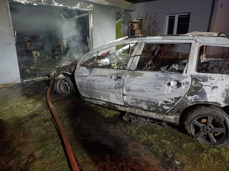 W Kamieńsku spłonął garaż oraz samochód osobowy