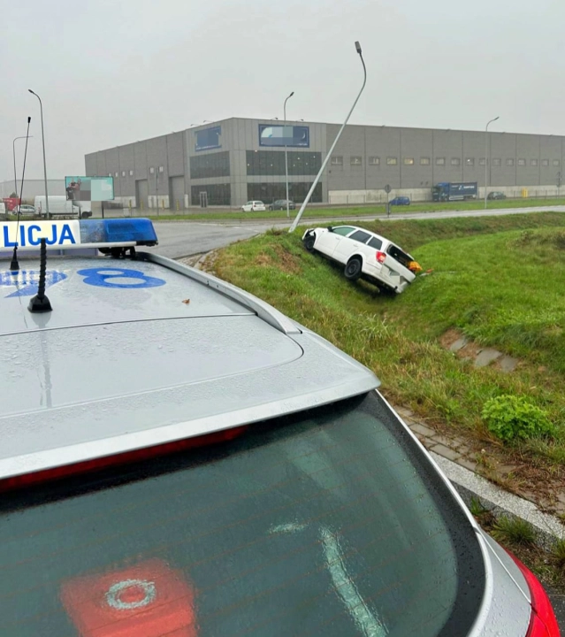 [WIDEO] Kierowca uderzył w latarnię i uciekł z miejsca zdarzenia w Radomsku