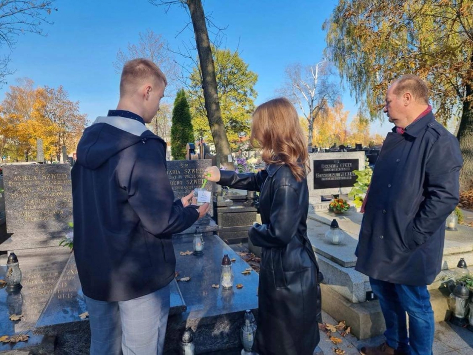 Uczniowie I LO w Radomsko odwiedzili groby zmarłych nauczycieli