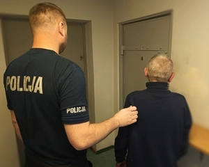 Głośne zachowanie go zdradziło. Był poszukiwany i miał cudzy portfel