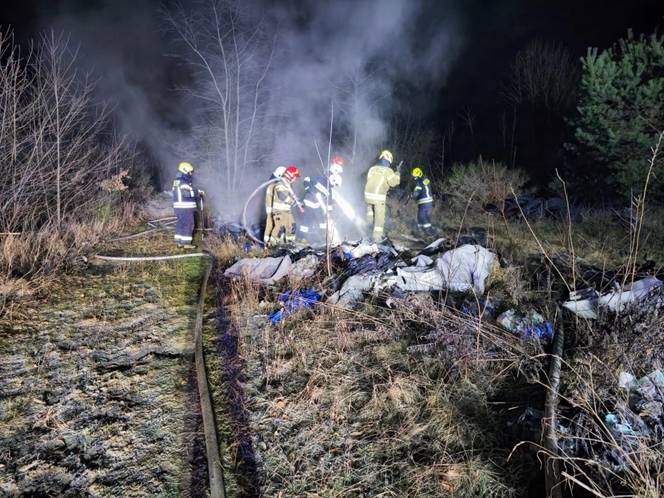 Pożar dzikiego wysypiska śmieci w Borowiecku-Kolonii