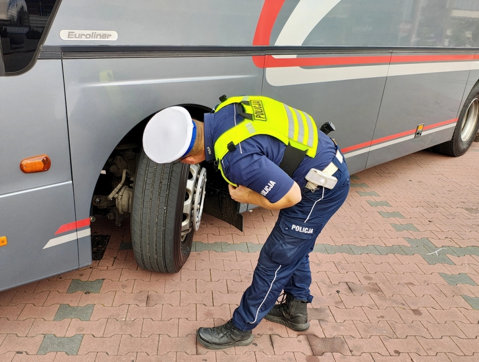 Kontrole autobusów przed wyjazdem dzieci