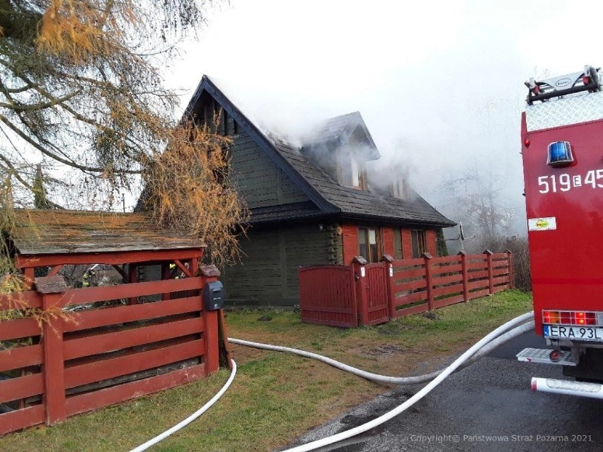 W Grabach płonął drewniany dom. Potężne straty