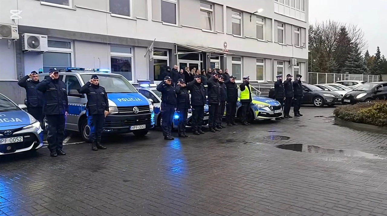 [WIDEO]  Braterstwo w służbie. Policjanci i strażacy z Radomska w hołdzie dla Mateusza Biernackiego