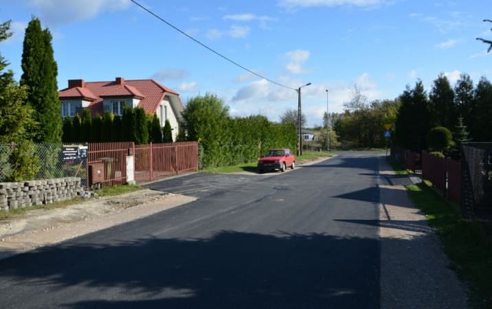 Dwie ulice z nowym asfaltem
