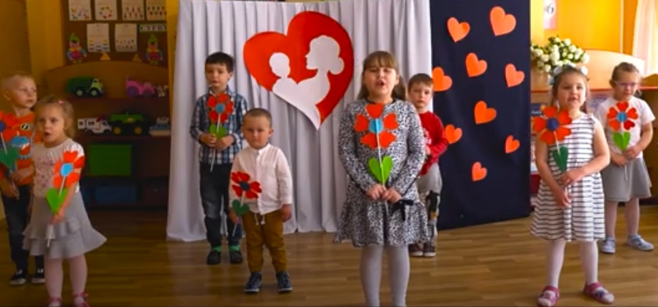 Z okazji Dnia Matki radomszczańskie przedszkolaki zorganizowały koncert „w sieci”