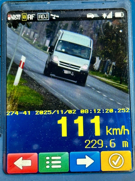 Policjanci zatrzymali kierującą oplem w Jedlnie Drugim. 111 km/h w pobliżu cmentarza