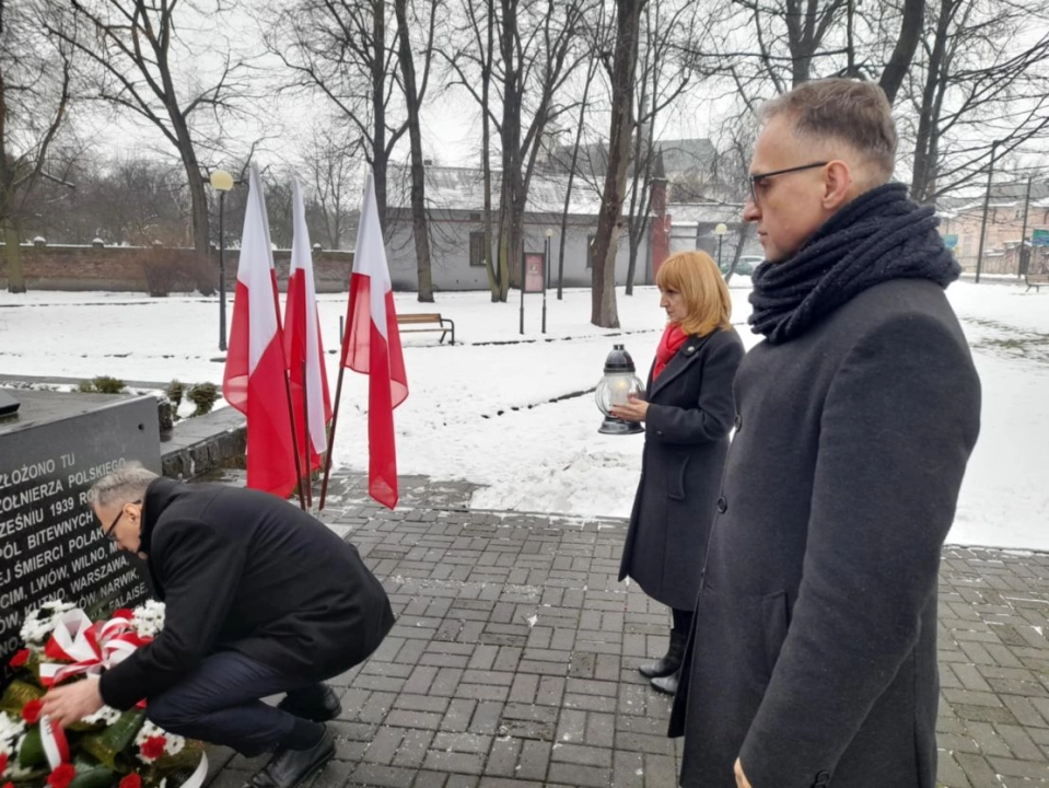 Uroczyste złożenie kwiatów przez władze z okazji 80. rocznicy wyzwolenia Radomska