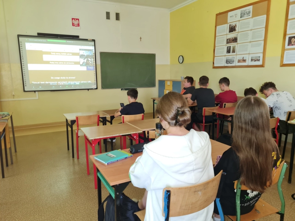 Uczniowie z ZS-P w Dobryszycach edukują się o bezpieczeństwie w sieci