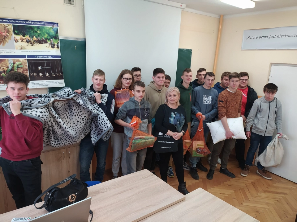 Dzień bez plecaka w ZSCKR w Dobryszycach. W czym uczniowie przynieśli podręczniki?