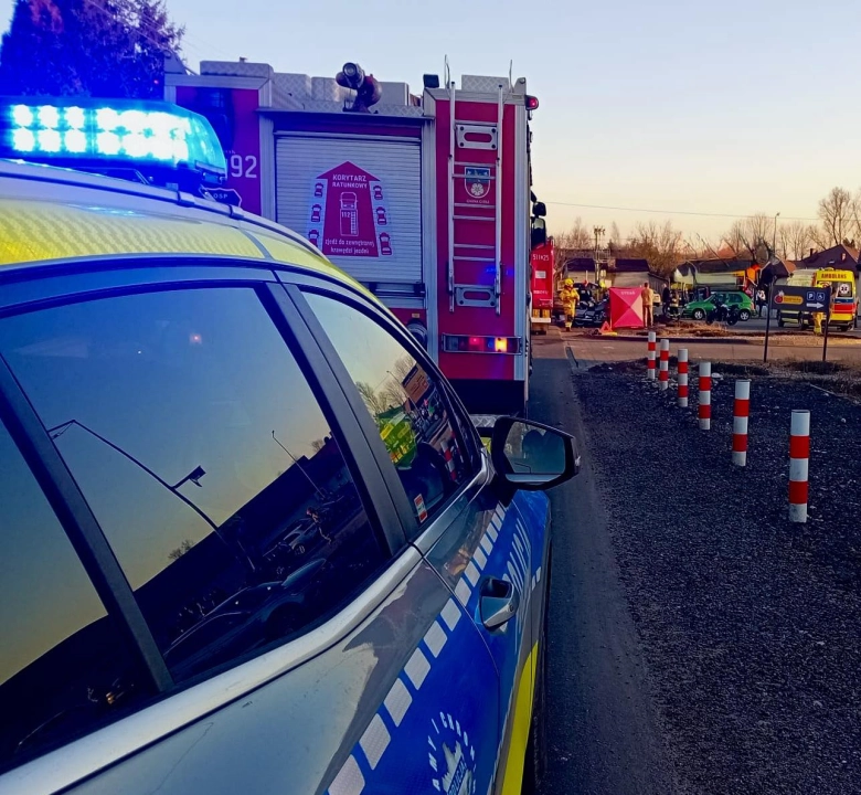 66-latka skręcała w lewo. Doszło do wypadku z motocyklistą