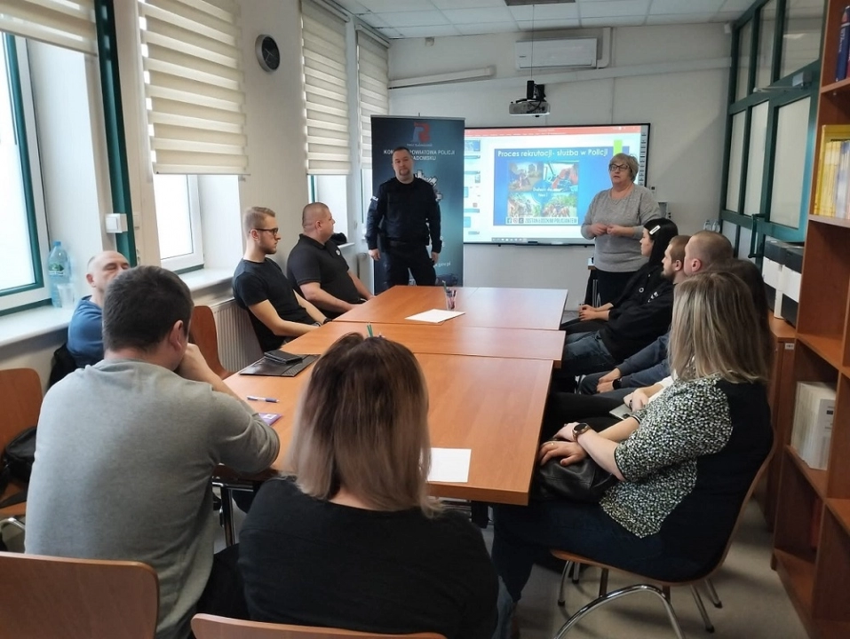 Spotkanie z zainteresowanymi służbą w policji w Powiatowym Urzędzie Pracy w Radomsku