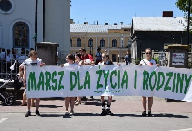 Marsz dla  Życia i rodziny w Radomsku pod hasłem: „Po stronie życia”
