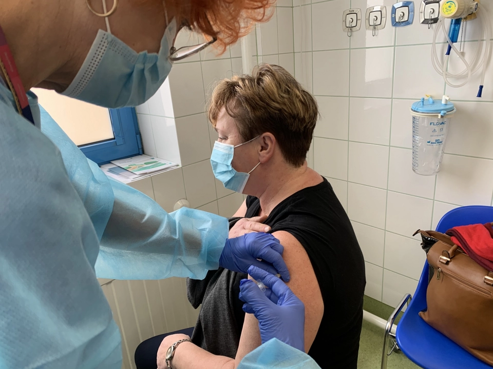 W szpitalu w Radomsku ruszyły szczepienia nauczycieli