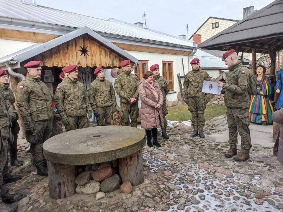 Wojskowi na historycznym spacerze po Przedborzu