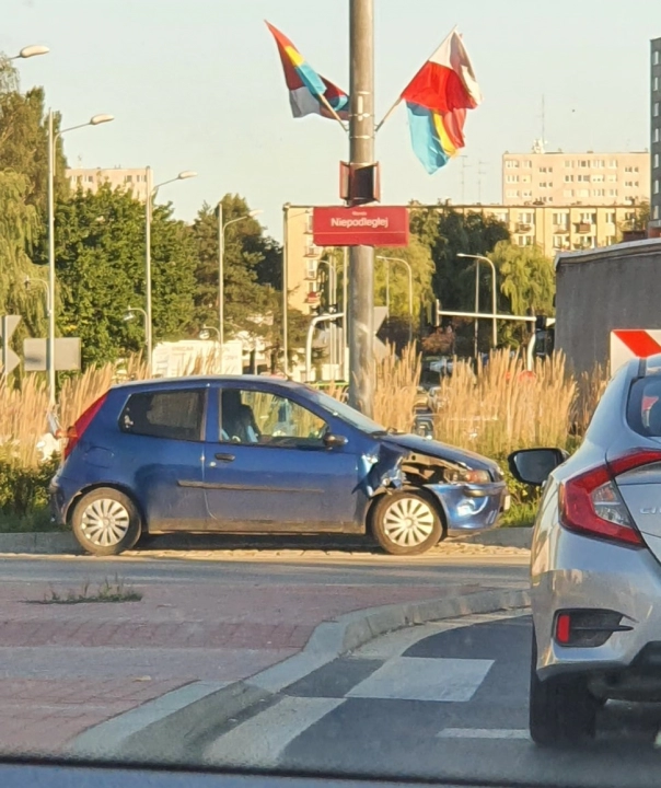 Zderzenie pojazdów na rondzie w Radomsku. Jedna osoba trafiła do szpitala