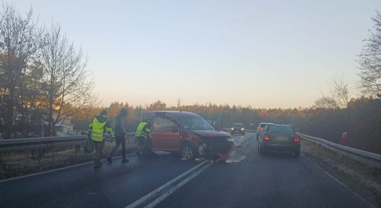 Ślisko na drogach. Na DK91 w Kamieńsku doszło do dwóch kolizji