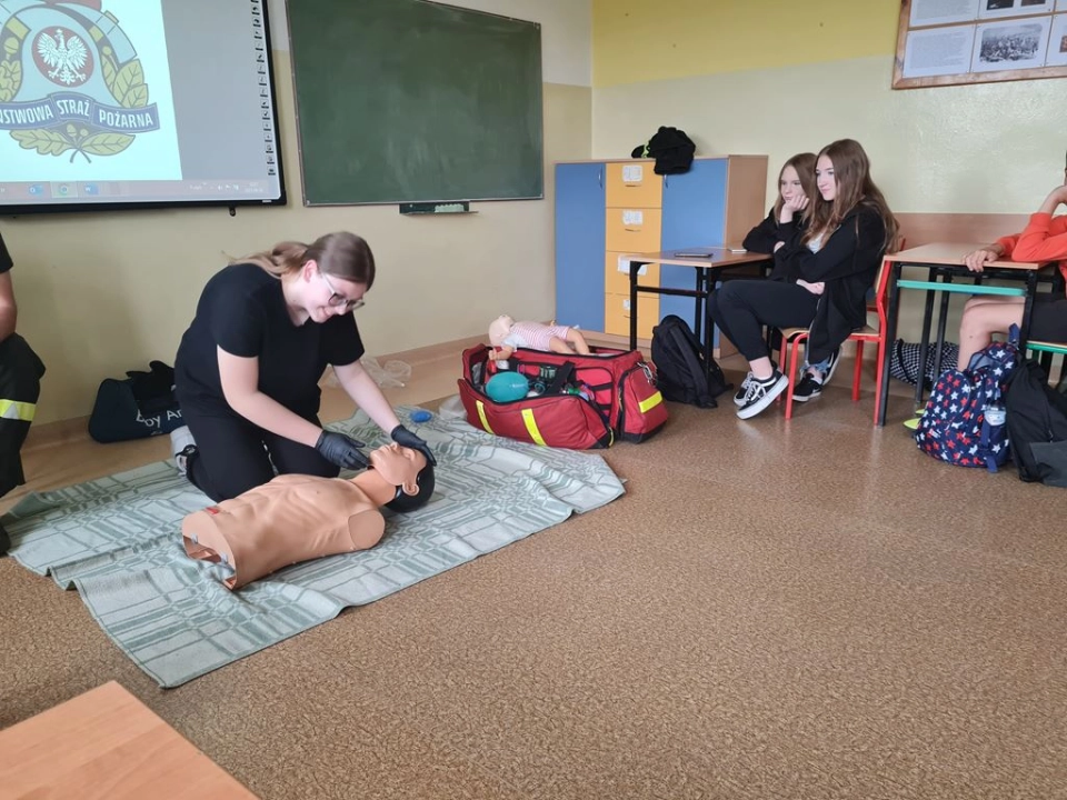 ,,Reaguj-ratuj życie!’’ - uczniowie z Dobryszyc ćwiczyli udzielanie pierwszej pomocy