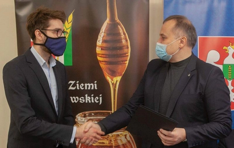 Powiat piotrkowski zacieśnia współpracę z branżą pszczelarską
