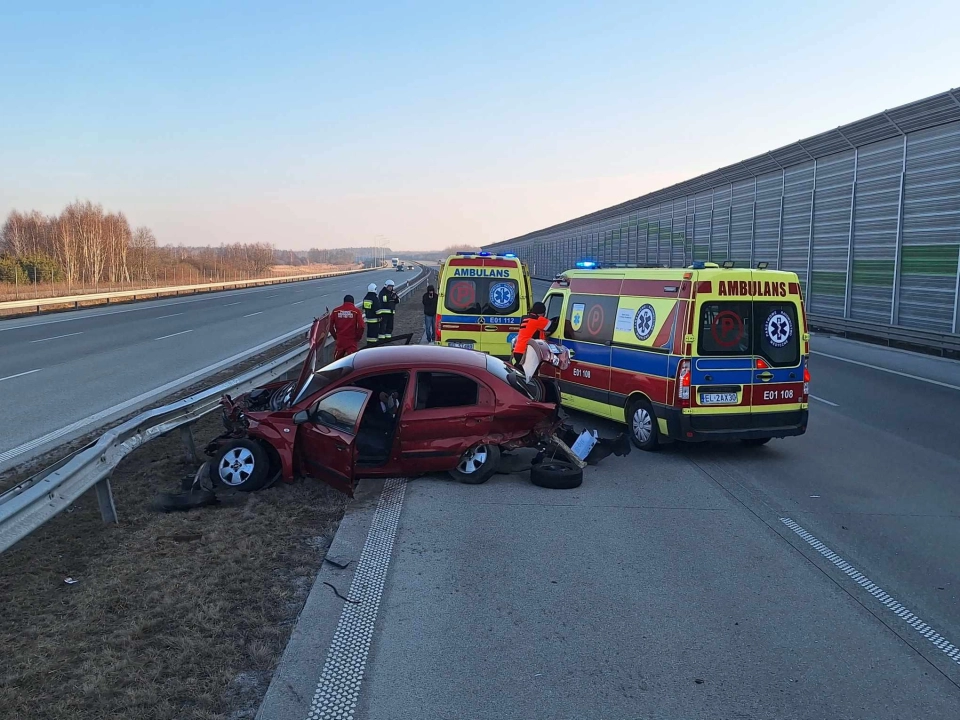 Wypadek na A1 – auto uderzyło w barierki, jedna osoba ranna