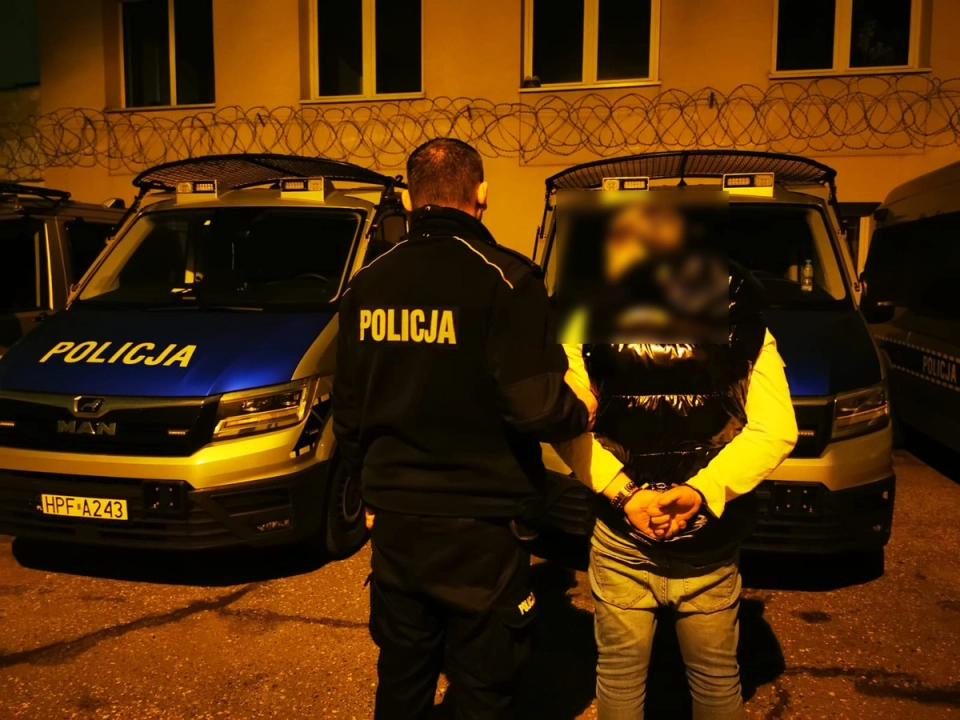 Pijany radomszczanin wjechał w radiowóz piotrkowskiej policji. Chciał wręczyć funkcjonariuszom łapówkę