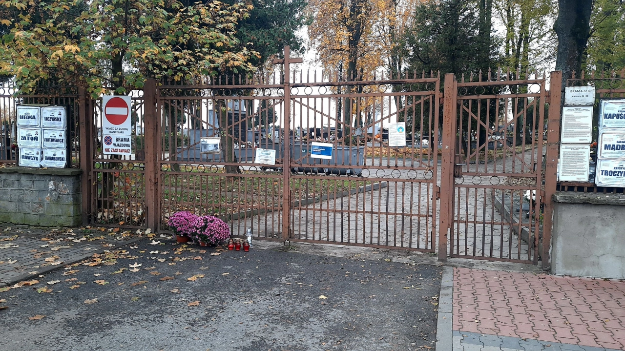 Cmentarze w Radomsku zostały zamknięte. Kwiaty i znicze pod cmentarną bramą