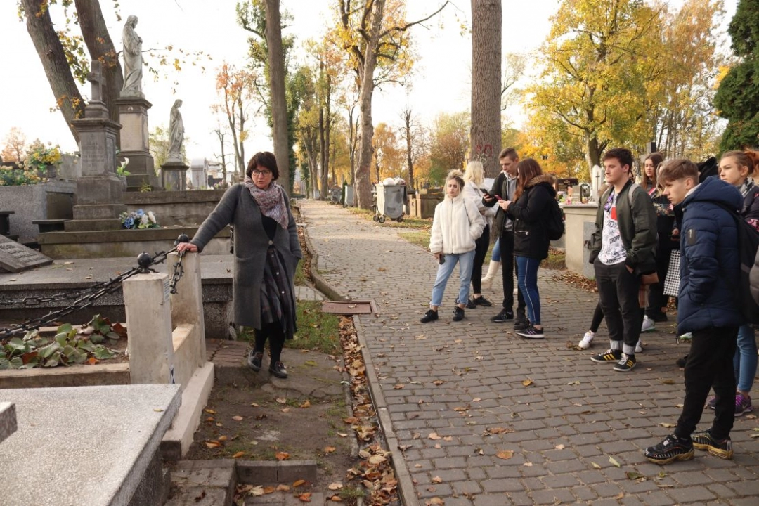 Uczniowie Ekonomika z Radomska odwiedzają groby