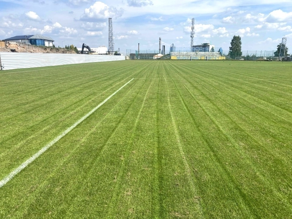 Cztery firmy chcą wykonać nawodnienie boiska przy Brzeźnickiej