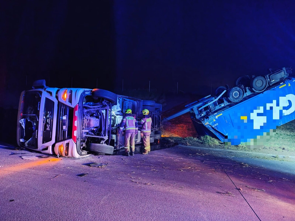 [AKTUALIZACJA] Ciężarówka przewróciła się na A1. Kierowca zasnął za kierownicą