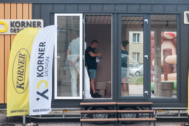 Mobilny showroom firmy Korner na Święcie Pszczoły w Kłomnicach