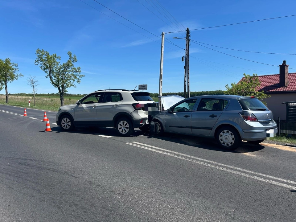 Nie zachował ostrożności. Kolizja dwóch pojazdów w Kamieńsku