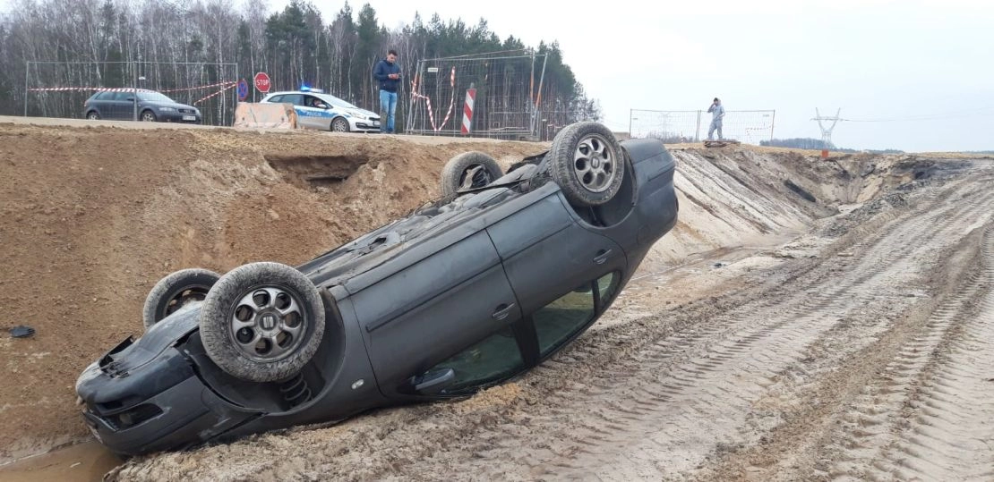 Wypadek na DK1 w miejscowości  Brodowe. Dachował seat