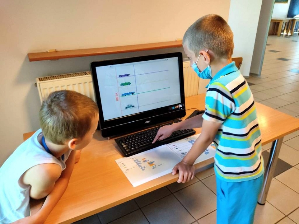 Dzieci uczą się programowania Scratch