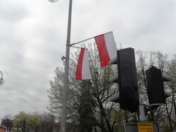 Magistrat rozdaje biało-czerwone flagi