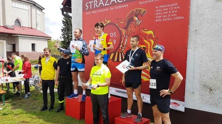 Mateusz Ojrzyński z RUNdomsko wygrywa bieg „Strażacka10-tka” w Poczesnej