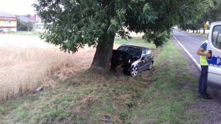 Mercedes uderzył w drzewo. Zginął pasażer