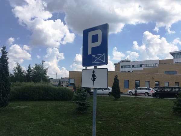 Miejsce parkingowe dla ciężarnych przy szpitalu 