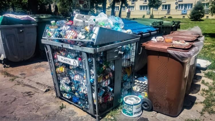 Mieszkańcy Brzeźnickiej 43A alarmują: Toniemy w śmieciach