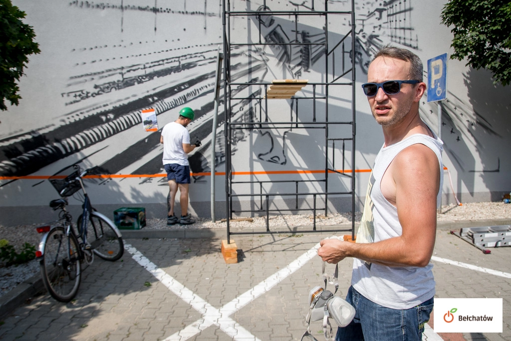 „Tkaczka przy pracy”: w Bełchatowie powstaje nowy mural