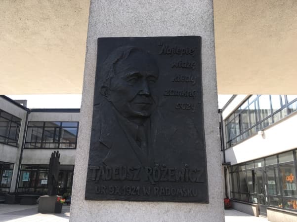 Odsłonięcie płaskorzeźby Tadeusza Różewicza