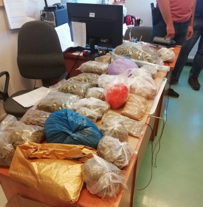 27 zarzutów za produkcję i handel narkotykami. Policjanci zabezpieczyli 14 kilogramów używek