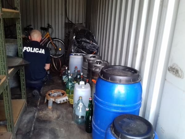 Policjanci skonfiskowali 250 litrów bimbru