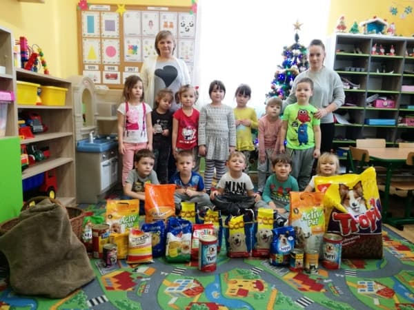 Przedszkolaki zbierały karmę dla bezdomnych zwierząt 