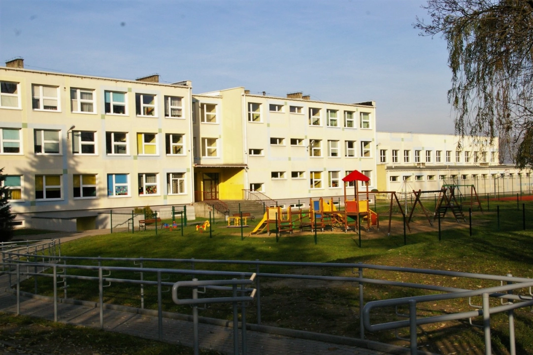 Coraz więcej przypadków COVID-19 w szkołach w Radomsku