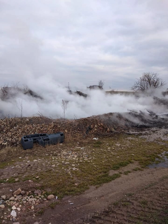 Zapaliło się dzikie wysypisko śmieci w gminie Kodrąb