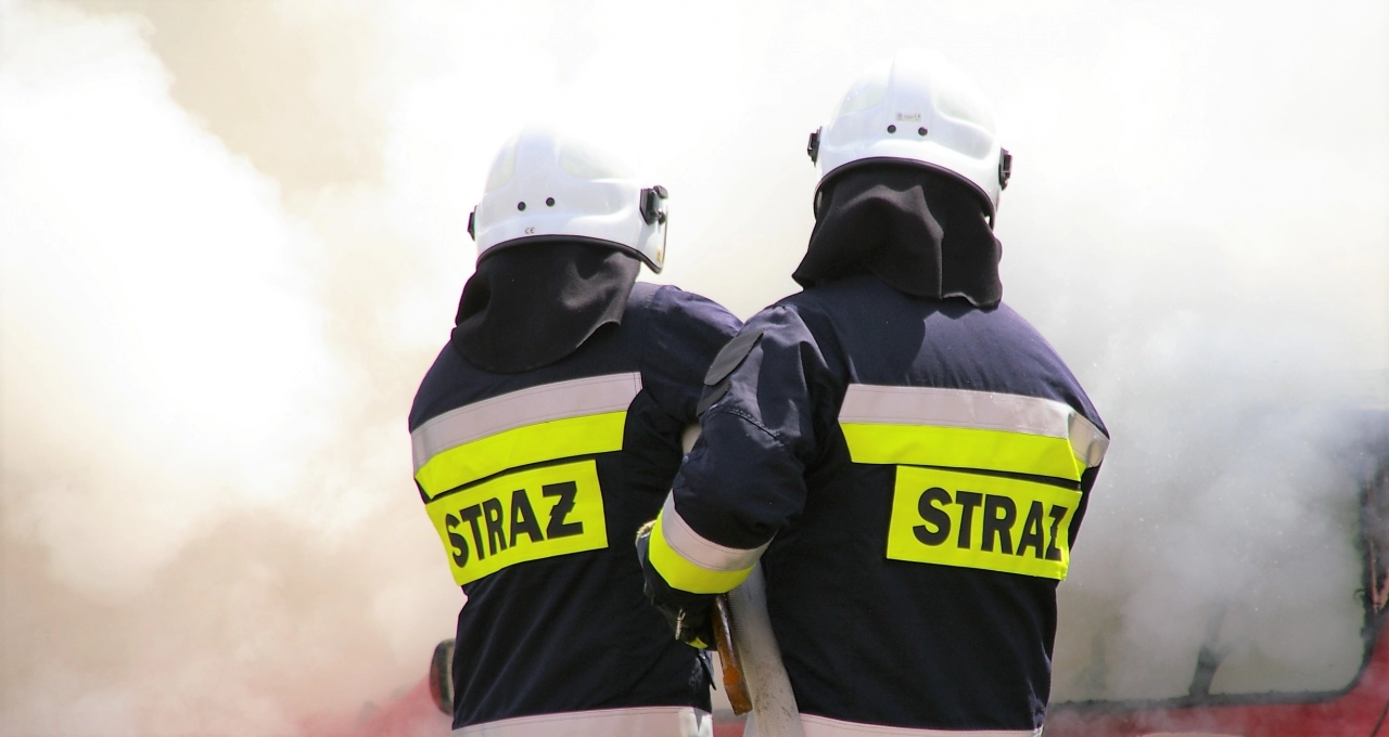 Pożar domu w gminie Przedbórz. Nieprzytomny mężczyzna trafił do szpitala w Siemianowicach Śląskich