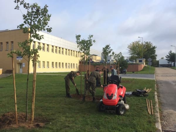 Uczniowie sadzili drzewka