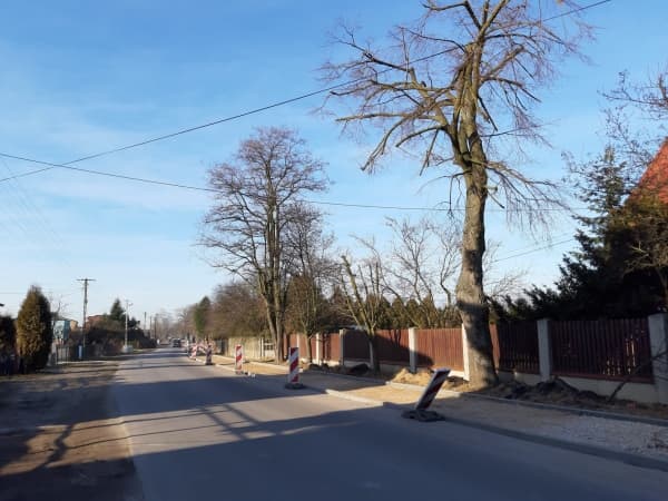 Ulica Wymysłowska z nowym chodnikiem 