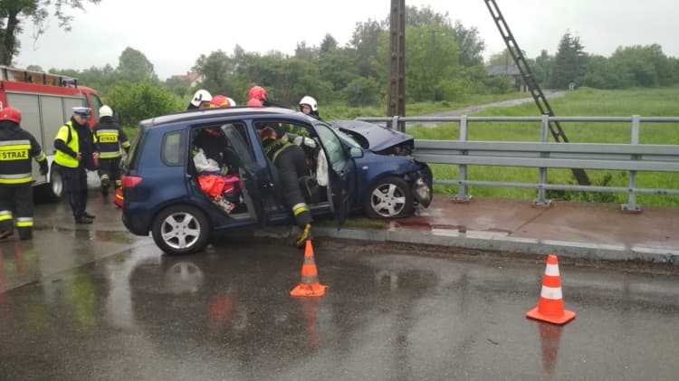 W Gidlach, kierowca mazdy uderzył w bariery